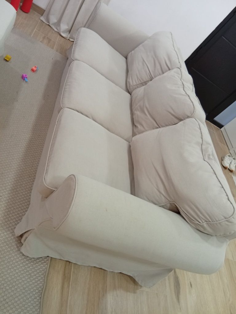 Sofá 3 lugares na cor bege