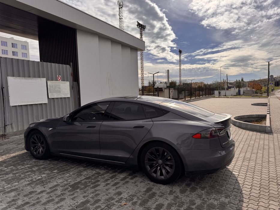 Tesla model S P85
