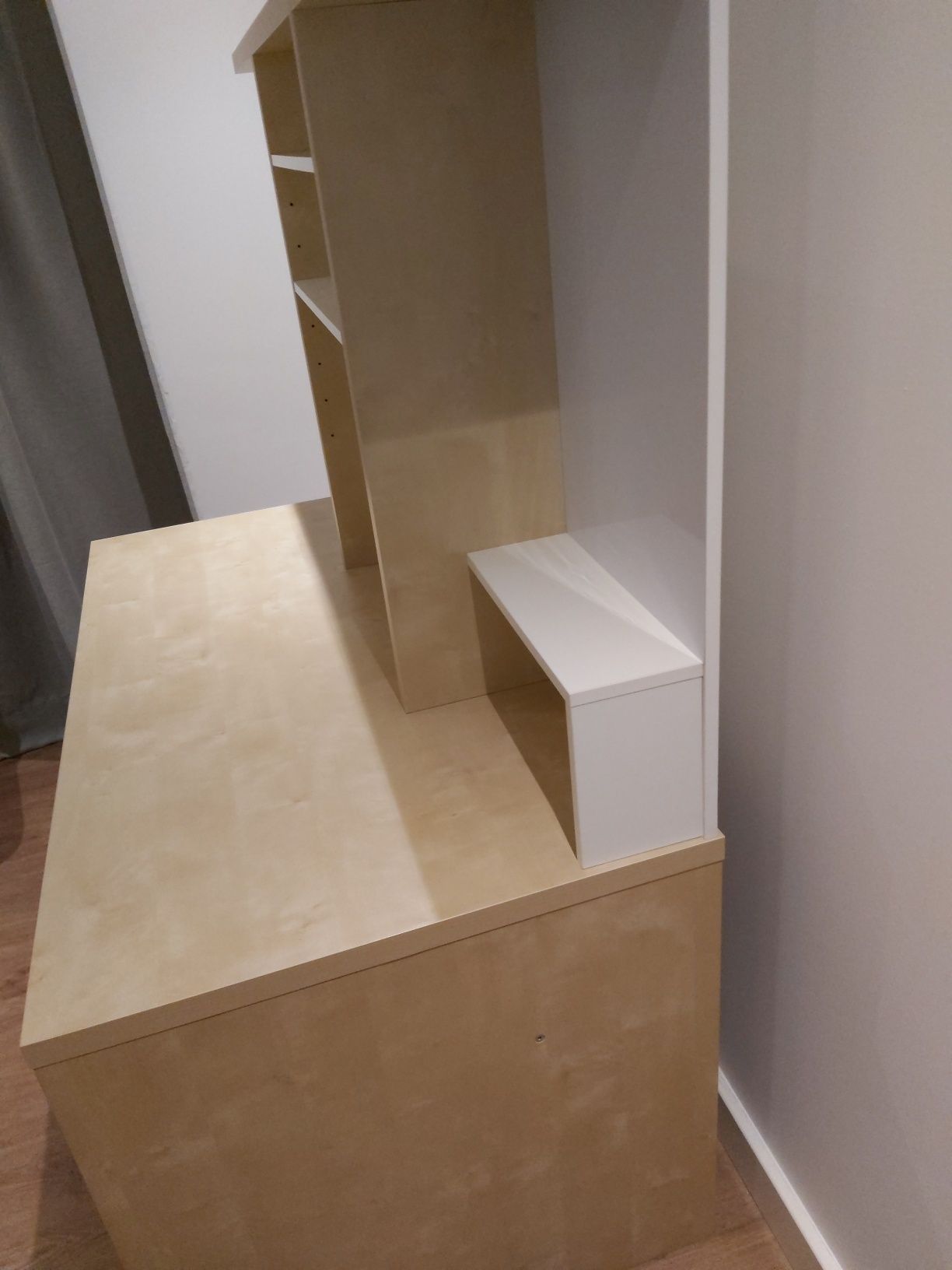 Secretária com alçado