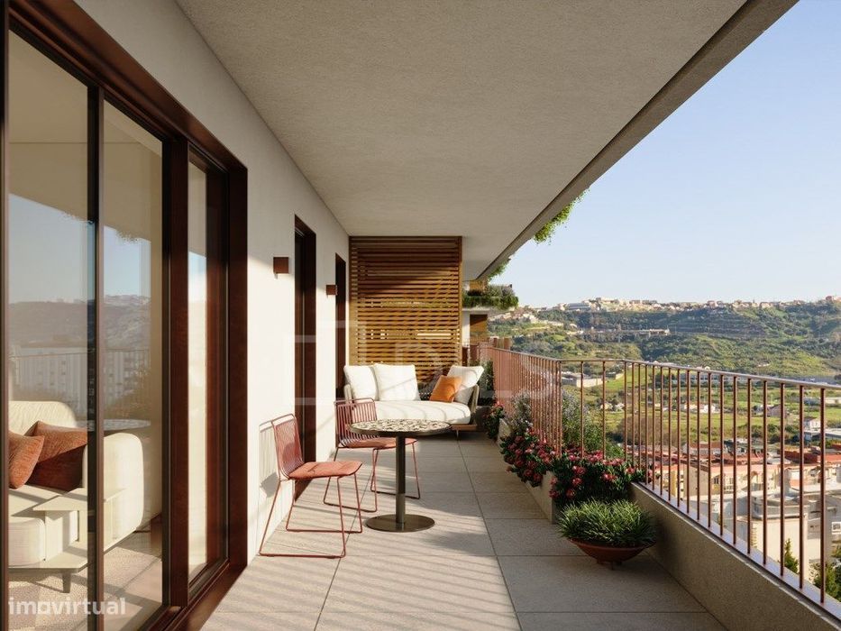 Apartamento T2 com varanda em Santo António dos Cavaleiros