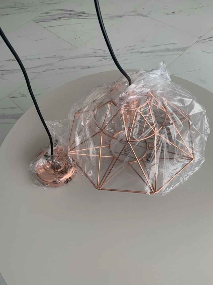 Nowoczesna lampa w kształcie diamentu z miedzianych prętów