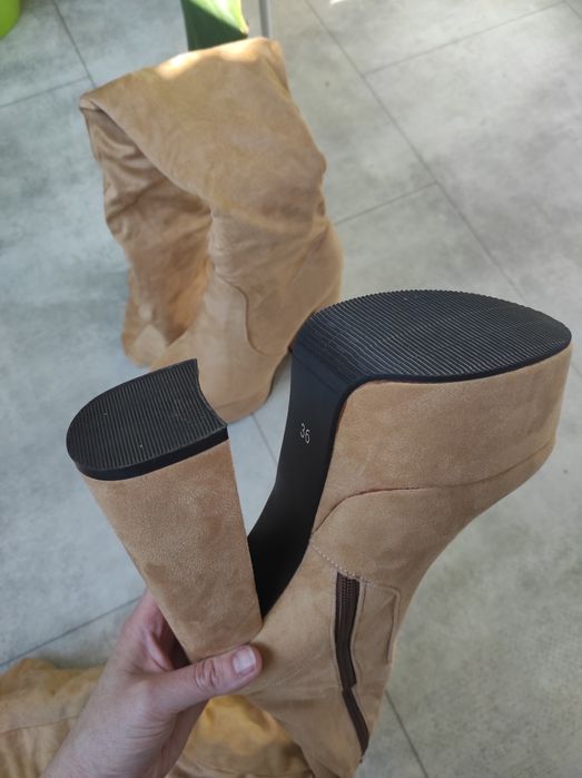 Чоботи на платформі вище коліна