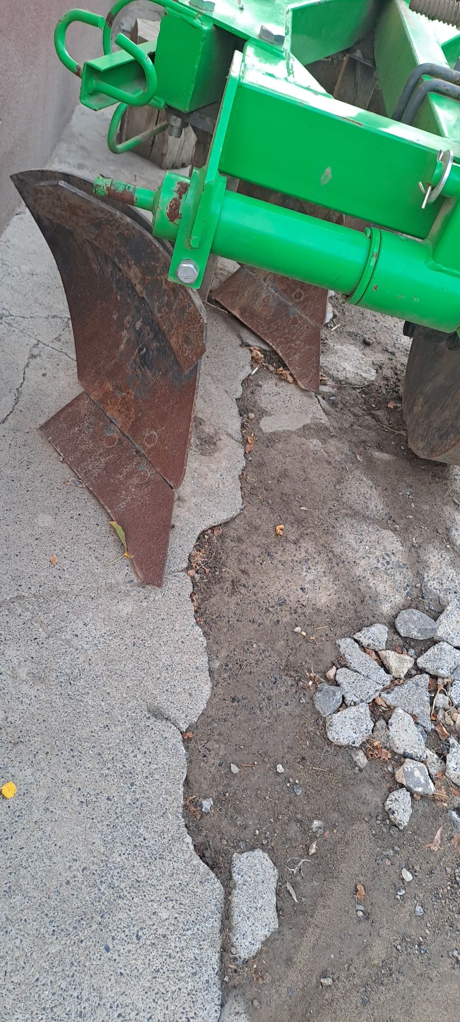 Плуг Бомет 3-25 в хорошому стані.