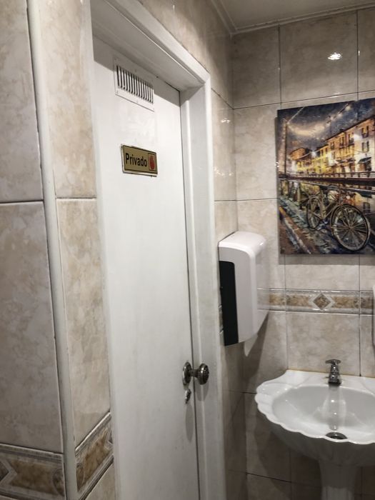 Cedencia de posiçao de pequeno snack-bar em zona de movimento