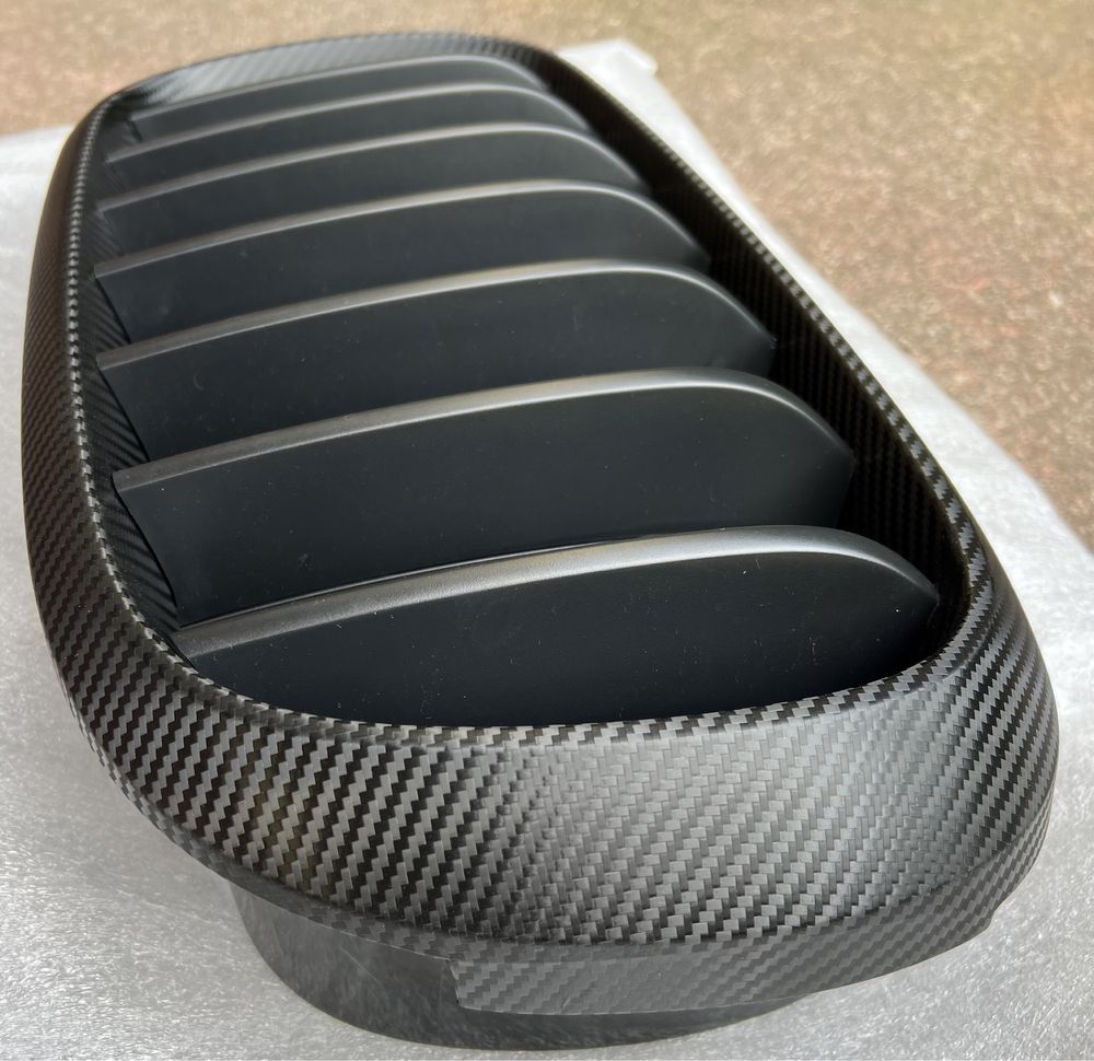 BMW X5, mod. F15, grill oklejony folią carbon