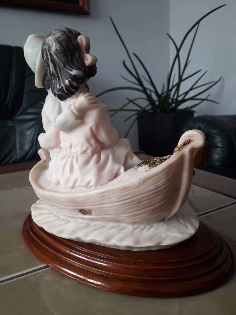 Włoska figurka para zakochanych na łodzi - alabaster