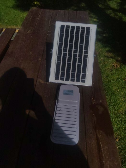 Lampa zewnętrzna LED z panelem slonecznym