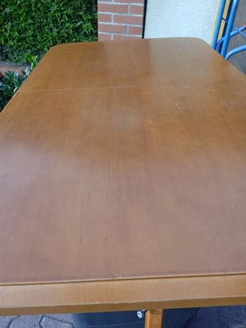 Stół kuchenny z drewnianymi nogami