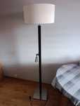 Lampa stojąca z latarką do
czytania