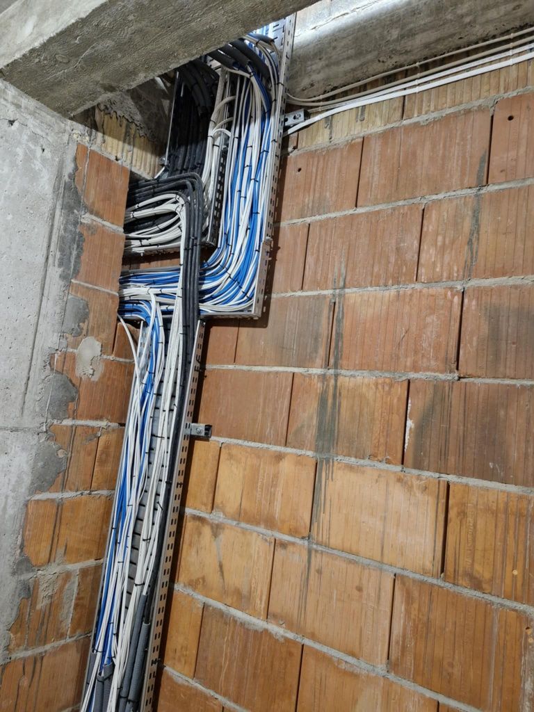 Elektryk HASBUD Instalacje  Elektryczne