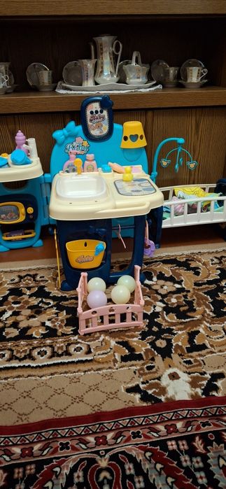 Дитячий центр. Іграшка з лялькою.