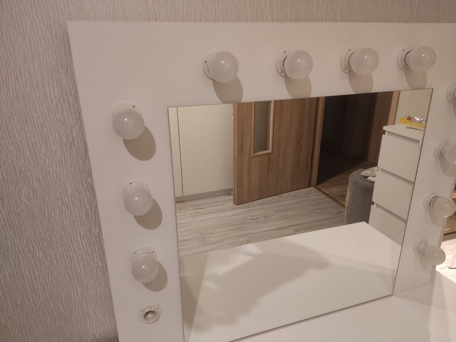 Toaletka do makijażu , biurko z lustrem i oświetleniem