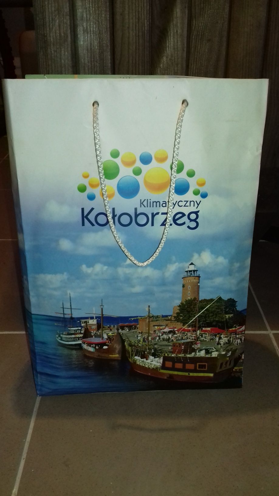 Kołobrzeg ulotki mapy pocztówki pamiątki z miasta