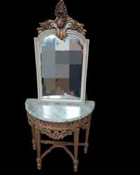 Mesa e espelho antigo em Talha Dourada.
