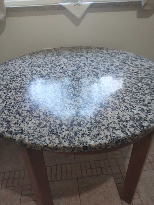 Mesa redonda de Granito com pés de Madeira.