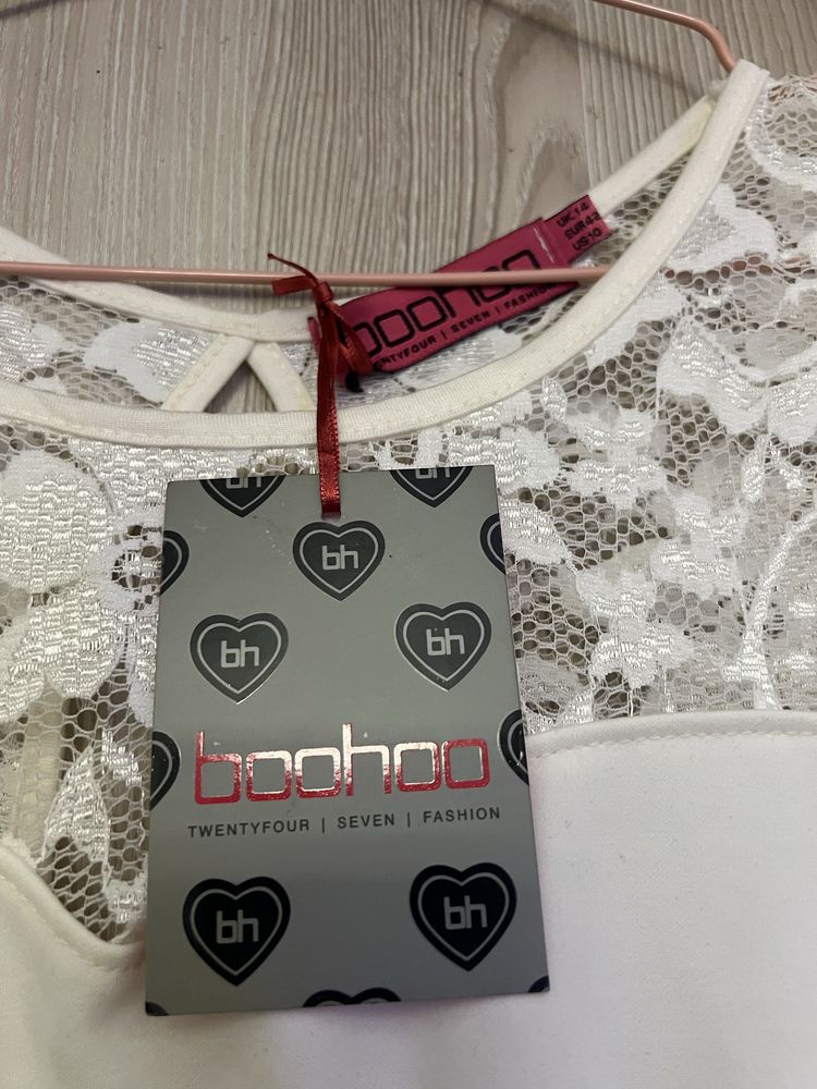 Vestido Boohoo branco com renda e cinto
