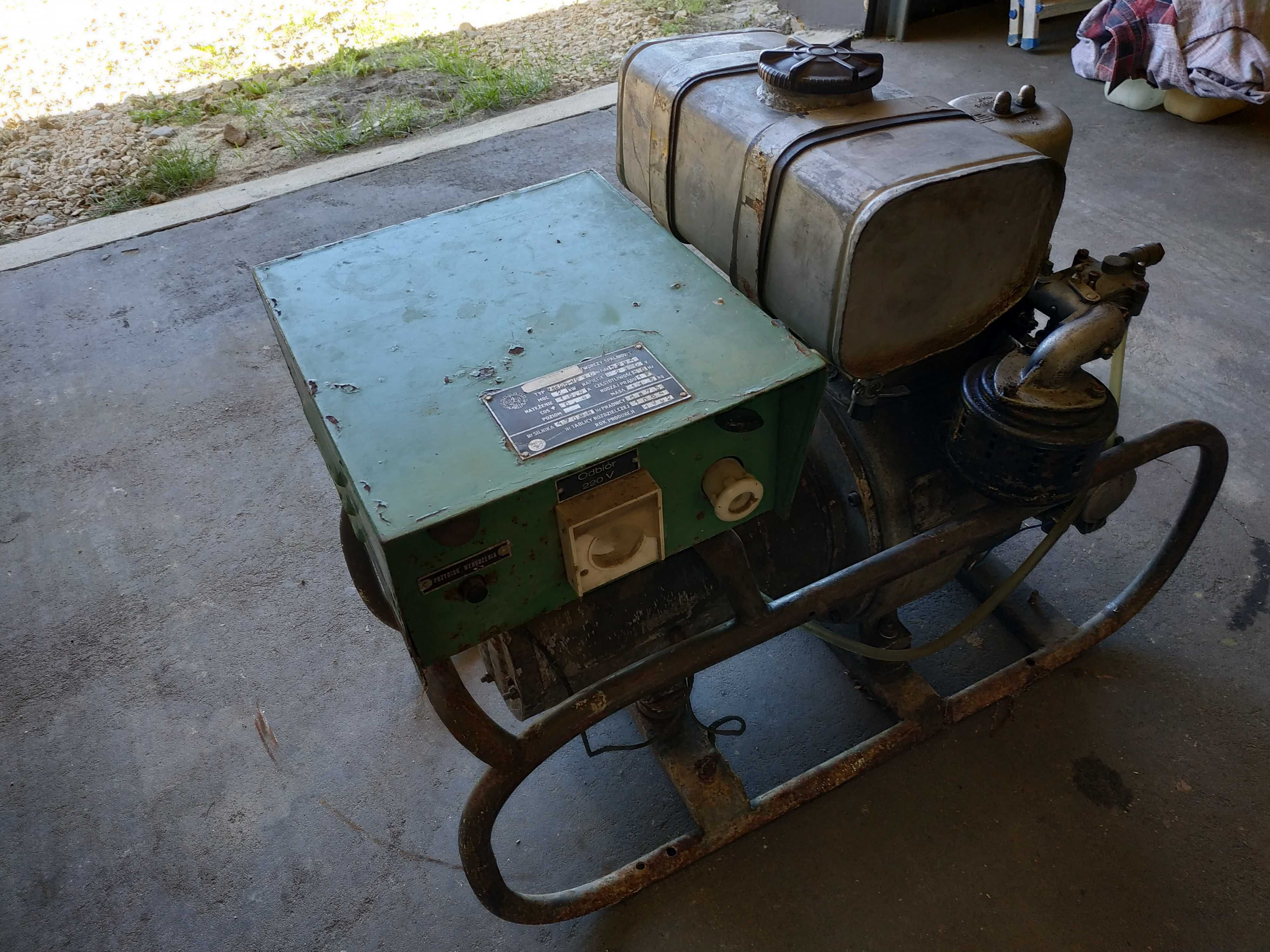 Agregat prądotwórczy PAB 2 Karelma 2kW 230V, sprawny, z pokrowcem