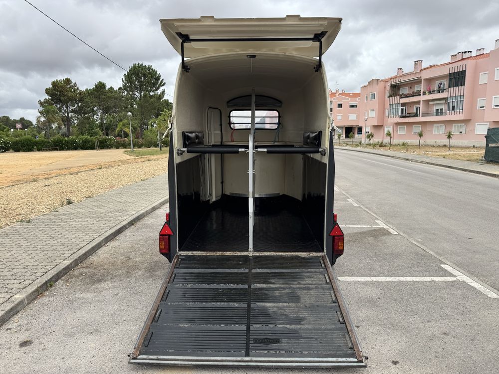 Atrelado para transporte de 2 cavalos