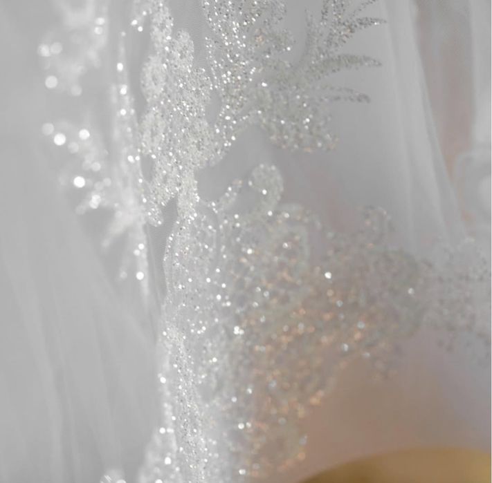 Весільна сукня білого кольору