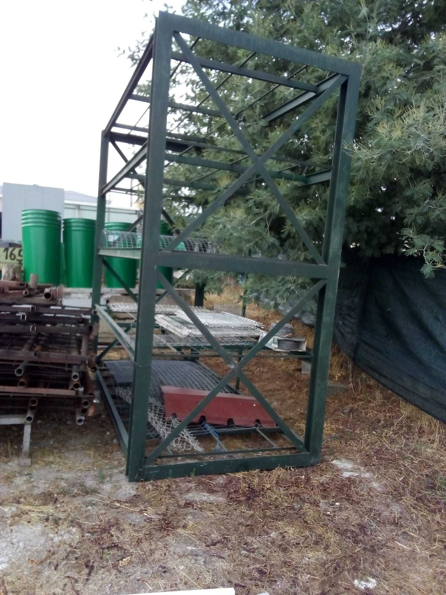 Banca em ferro com várias utilidades