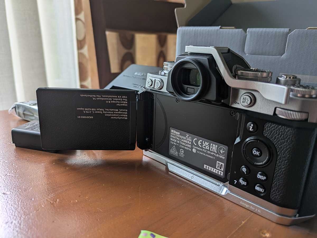 Nikon Z fc - 20.9MP "c/nova" c/extras - Só 1200 Disparos