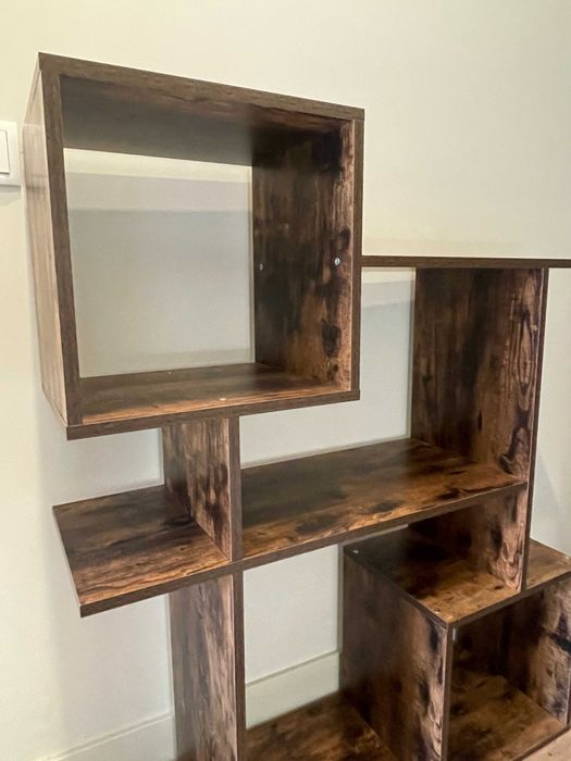 Estante de madeira resistente com um estilo rústico - 60 € Braga