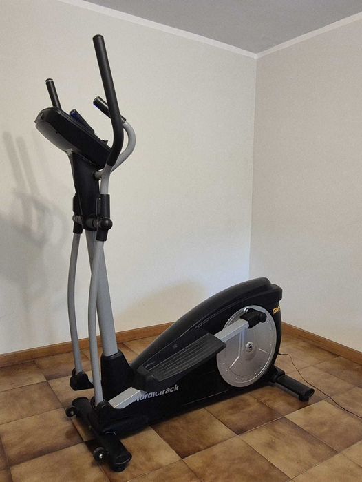 Elíptica NordicTrack C 7.5 - Sensores Cardíacos + entrada Mp3/Ipod