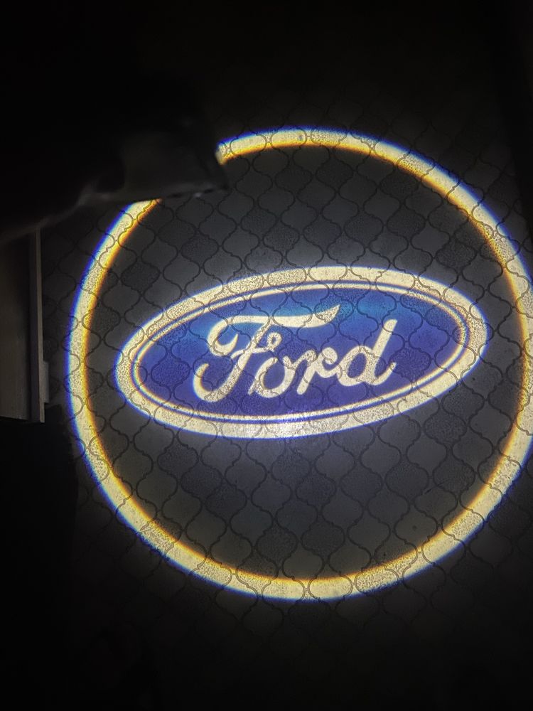 Подсветка двери, с логотипом Ford.