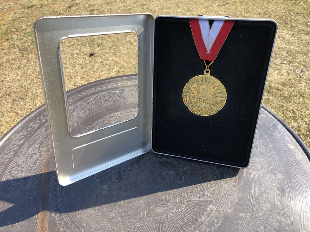 Medal okolicznościowy w metalowym pudełku, jak na zdjęciach.