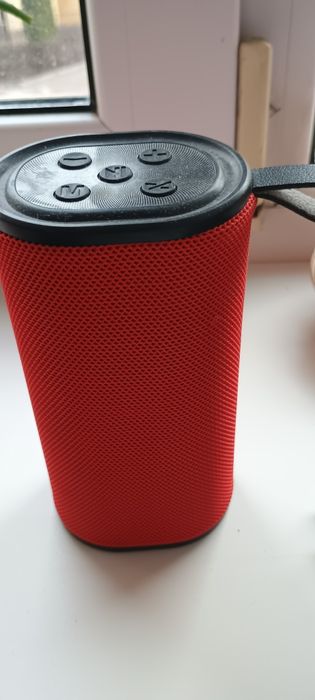 Колонка. Гарно грає батарею тримає.