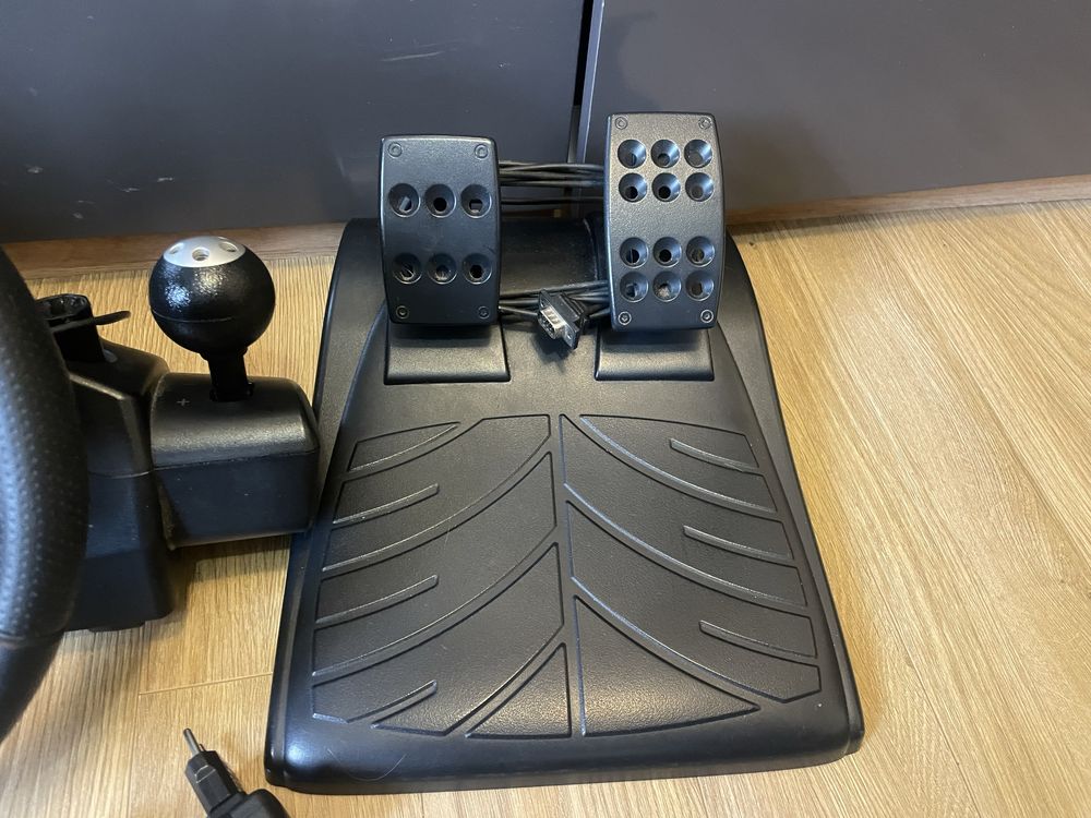 Игровий руль Logitech Driving Froce GT 900° (thrustmaster)
