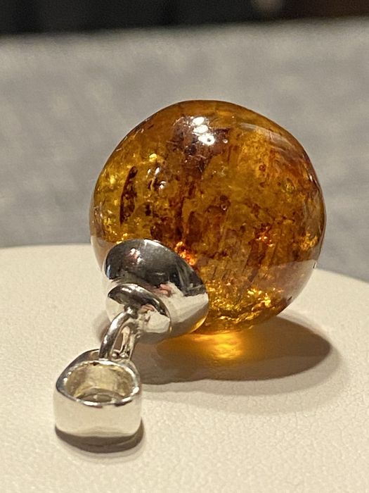 Wisiorek z bursztynu , kula