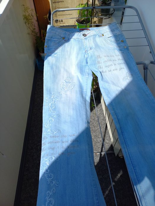 Продам брюки девчачьи джинсовые .