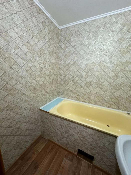 1к, озерна , середній , поверх, поруч озера , мінімальне оформлення