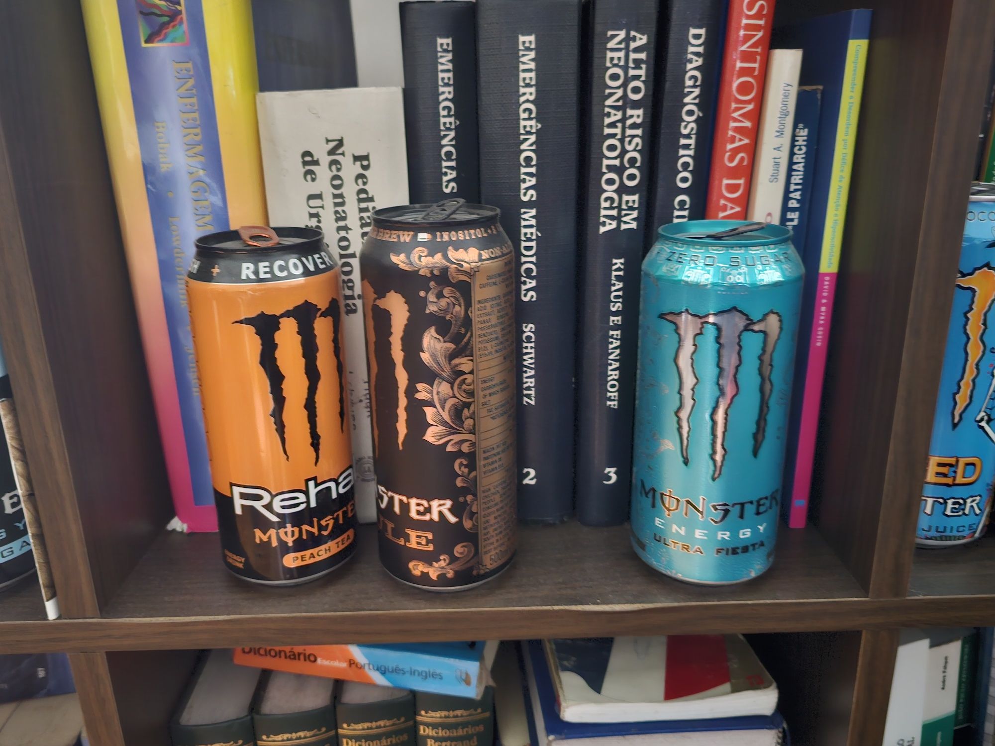 Latas monster vazias