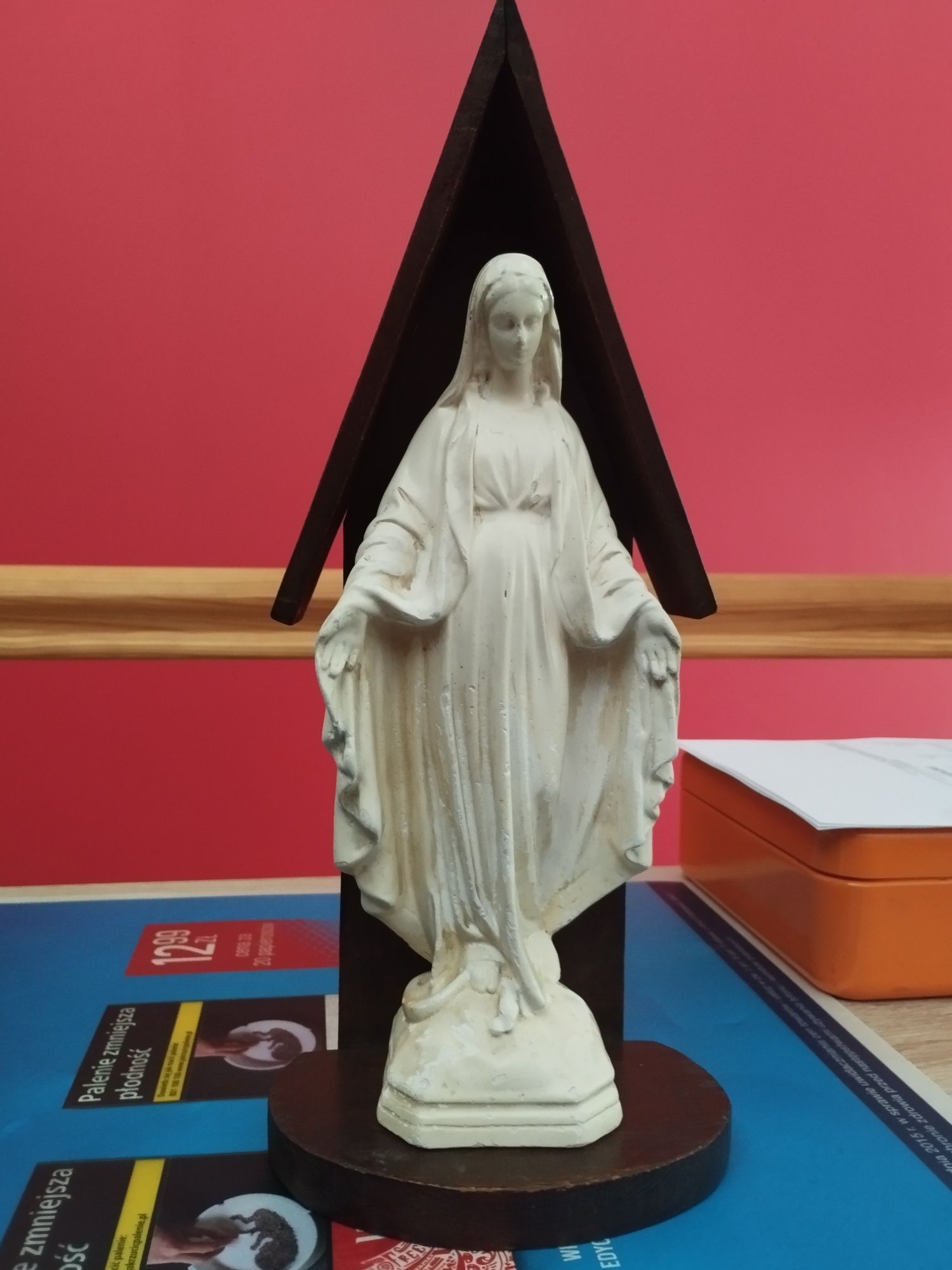 Stara figurka Matki Boskiej - Kapliczka