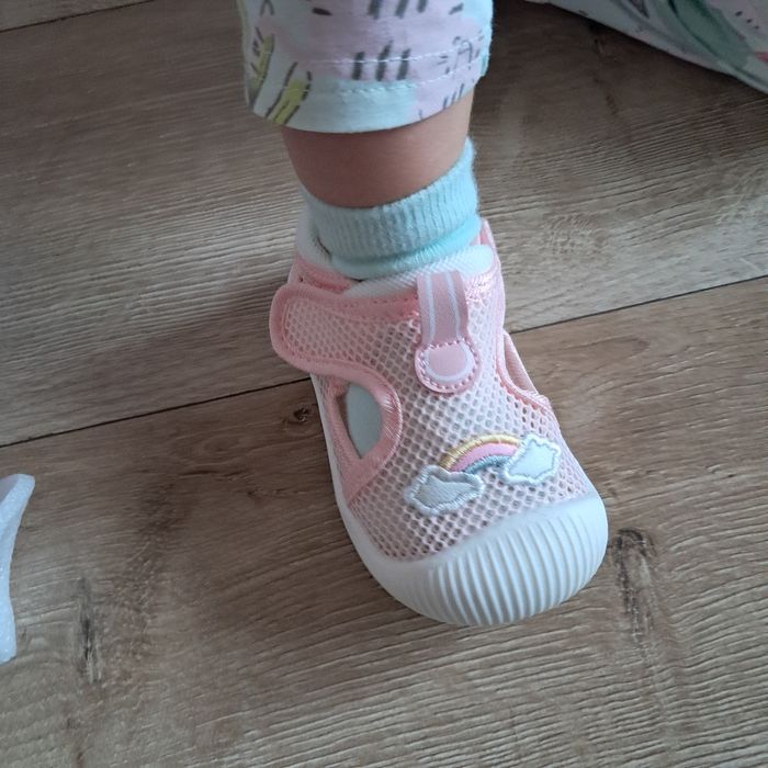 Nowe kapcie/sandały r. 21 do żłobka