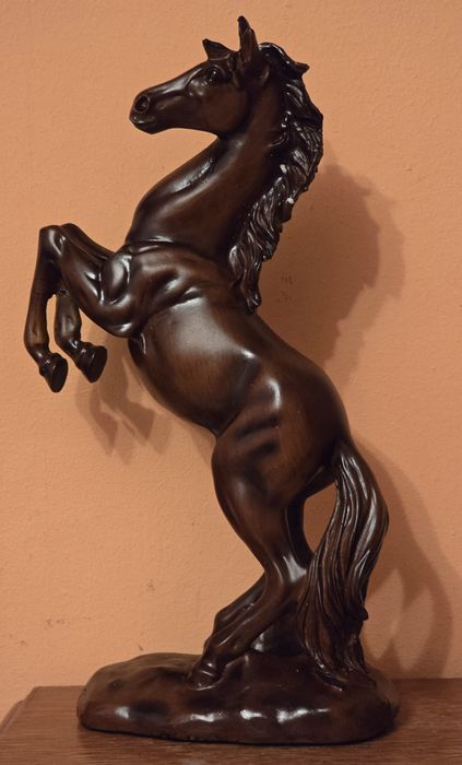 Piękna figurka konia. Koń Arabski. Mustang. Jeździectwo. Ułański koń.