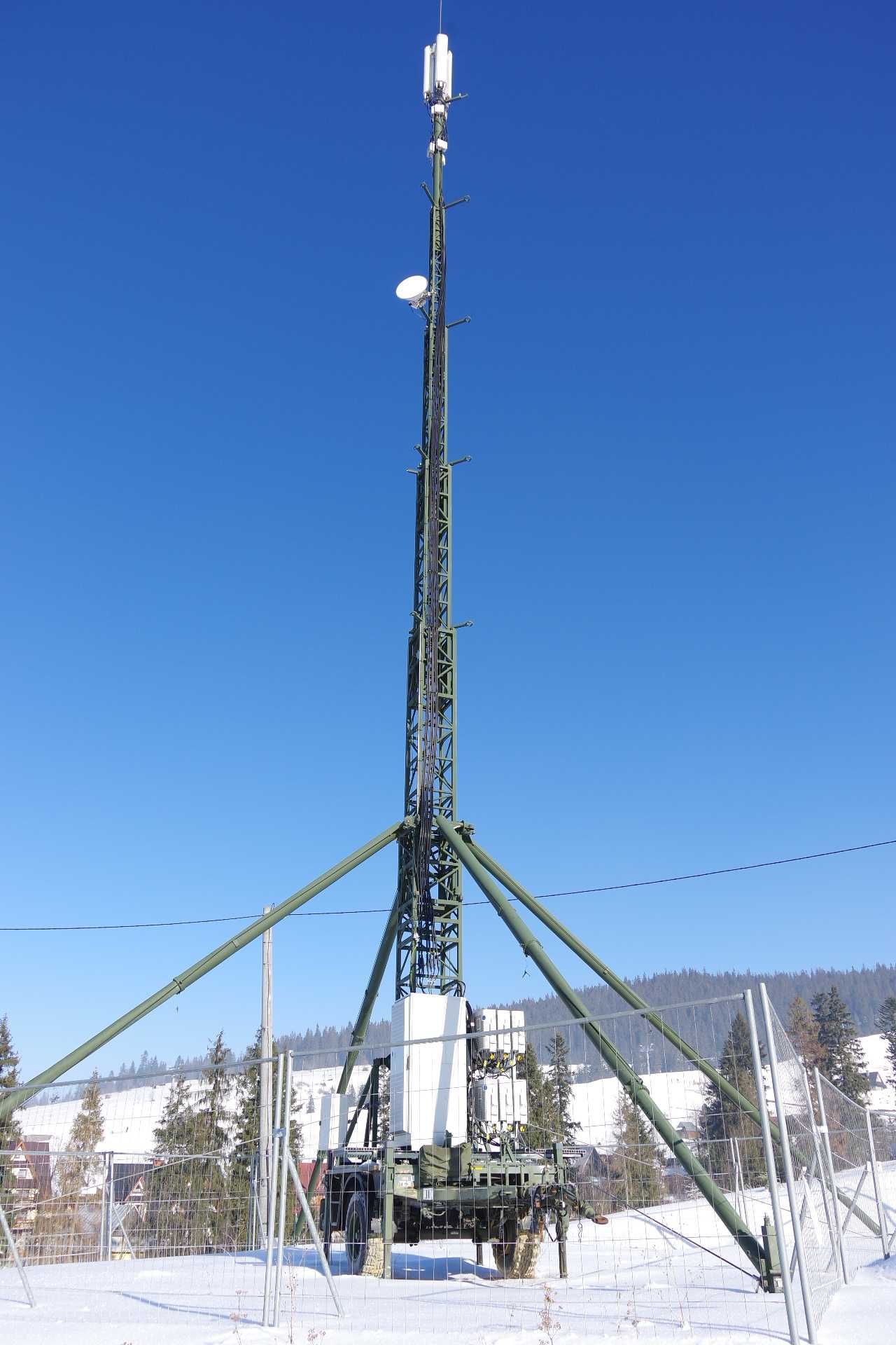 Wojskowy maszt mobilny - 25m (Internet, GSM, radiostacja)