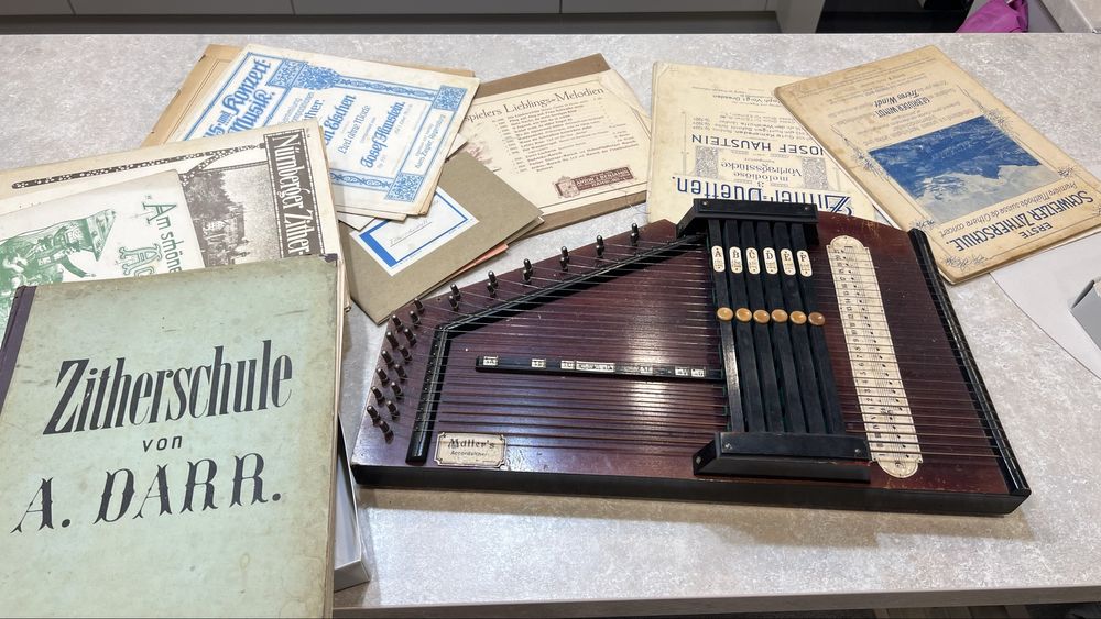 Стародавній музичний інструмент.