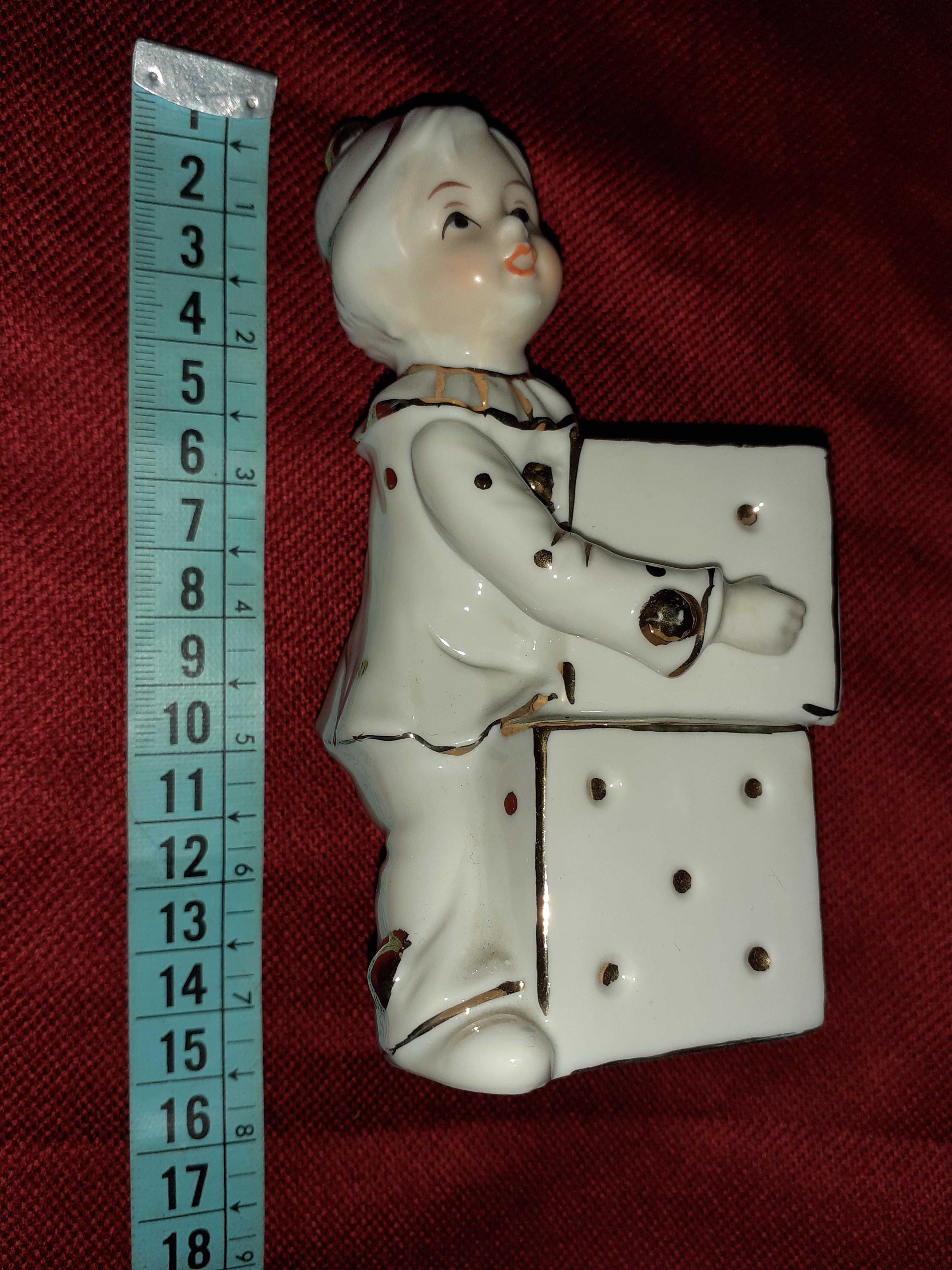 Estatueta Pierrô / Pierrot em Porcelana Marcado " P "