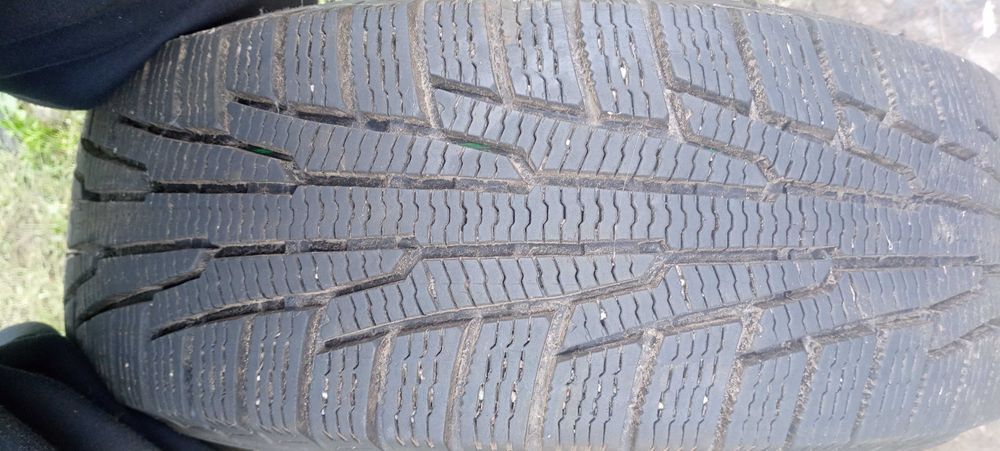 Продам дві зимові шини Р14