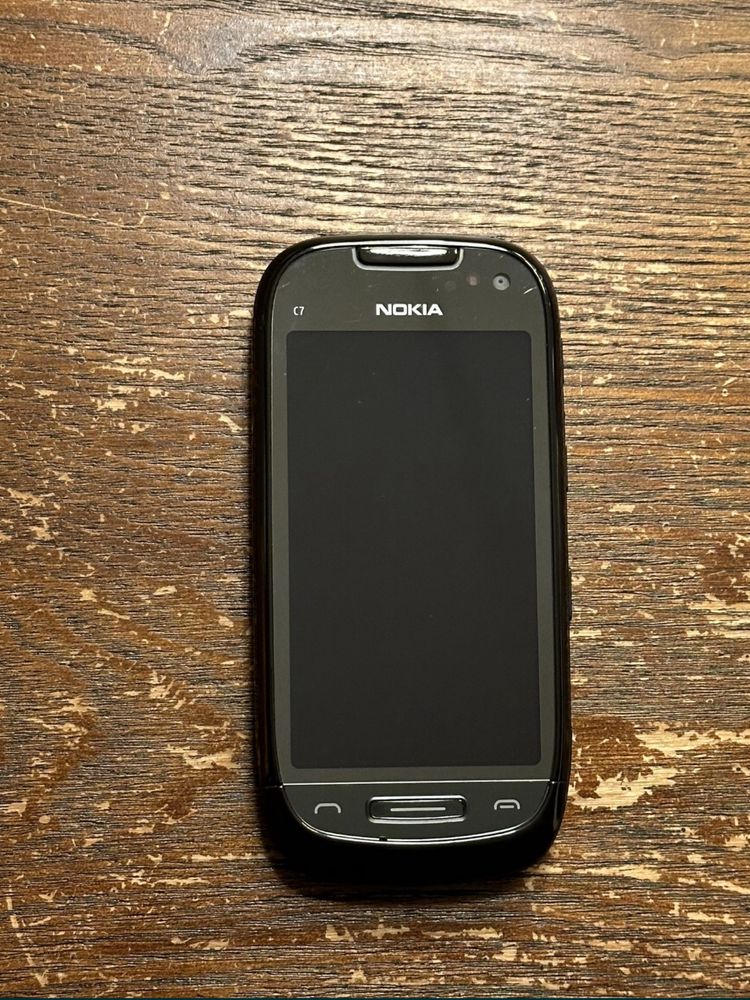 Nokia C7-00 w skórzanym etui DIESEL