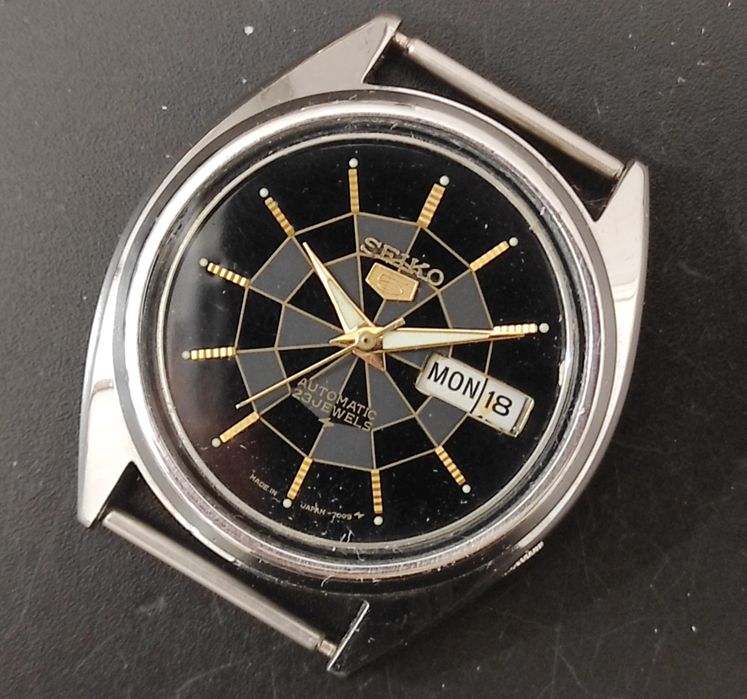 6 Relógios mecânicos e 1 de quartzo.
6 Relógios 
6 Relógios mecânicos