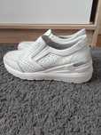 Białe sneakersy ażurowe koturna 39