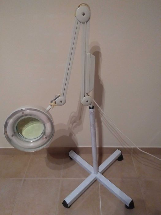 Lupa de Estética com Luz, 3 dioptrias e pé rodado