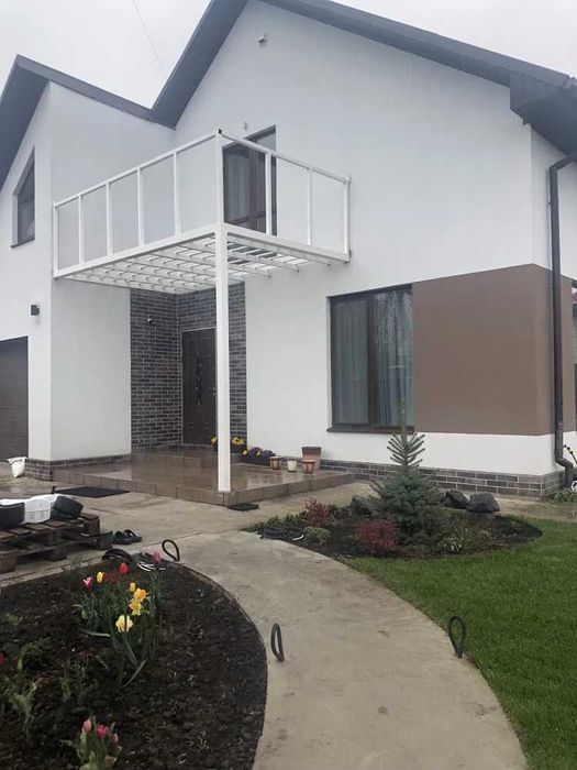Продаж 2 поверхового будинку з балконом і ділянкою на 5 соток.