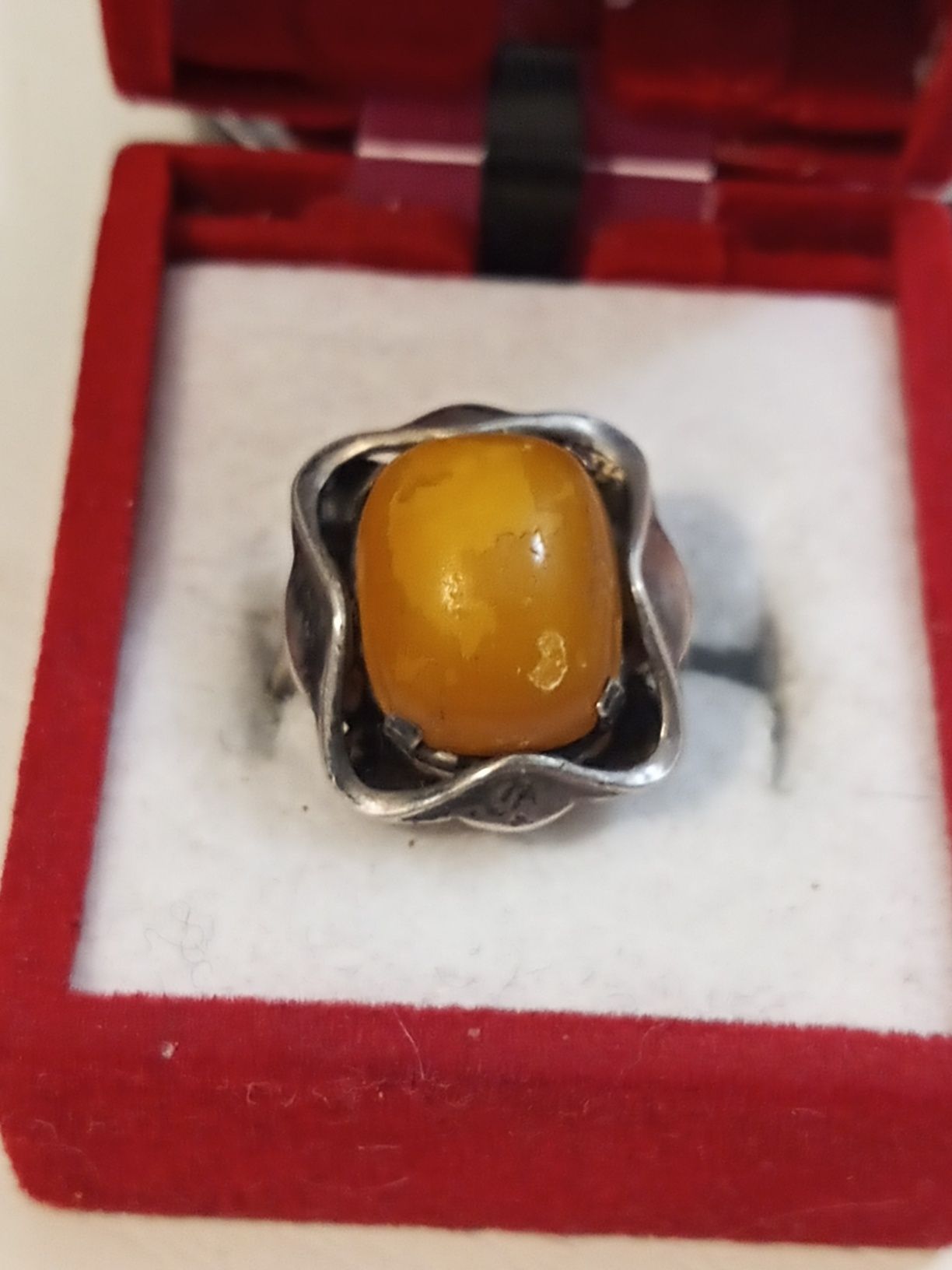 Stary srebrny pierścionek z żółtym oczkiem rozmiar. 9.49