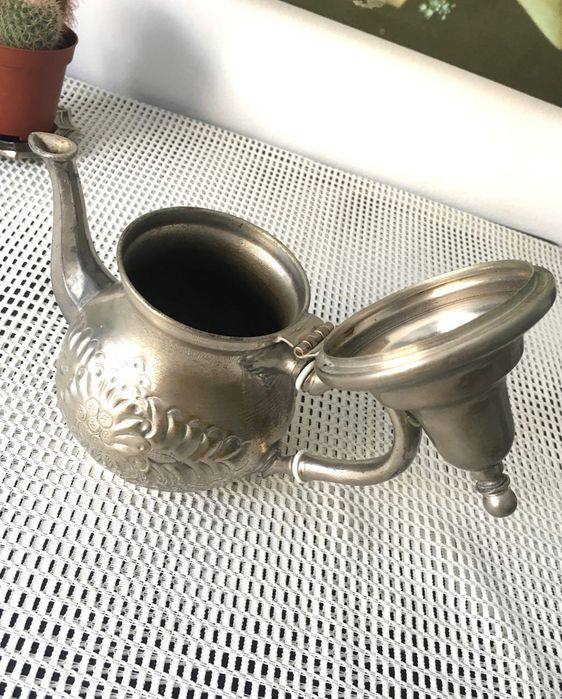 Chaleira em estanho cinzelada à mão