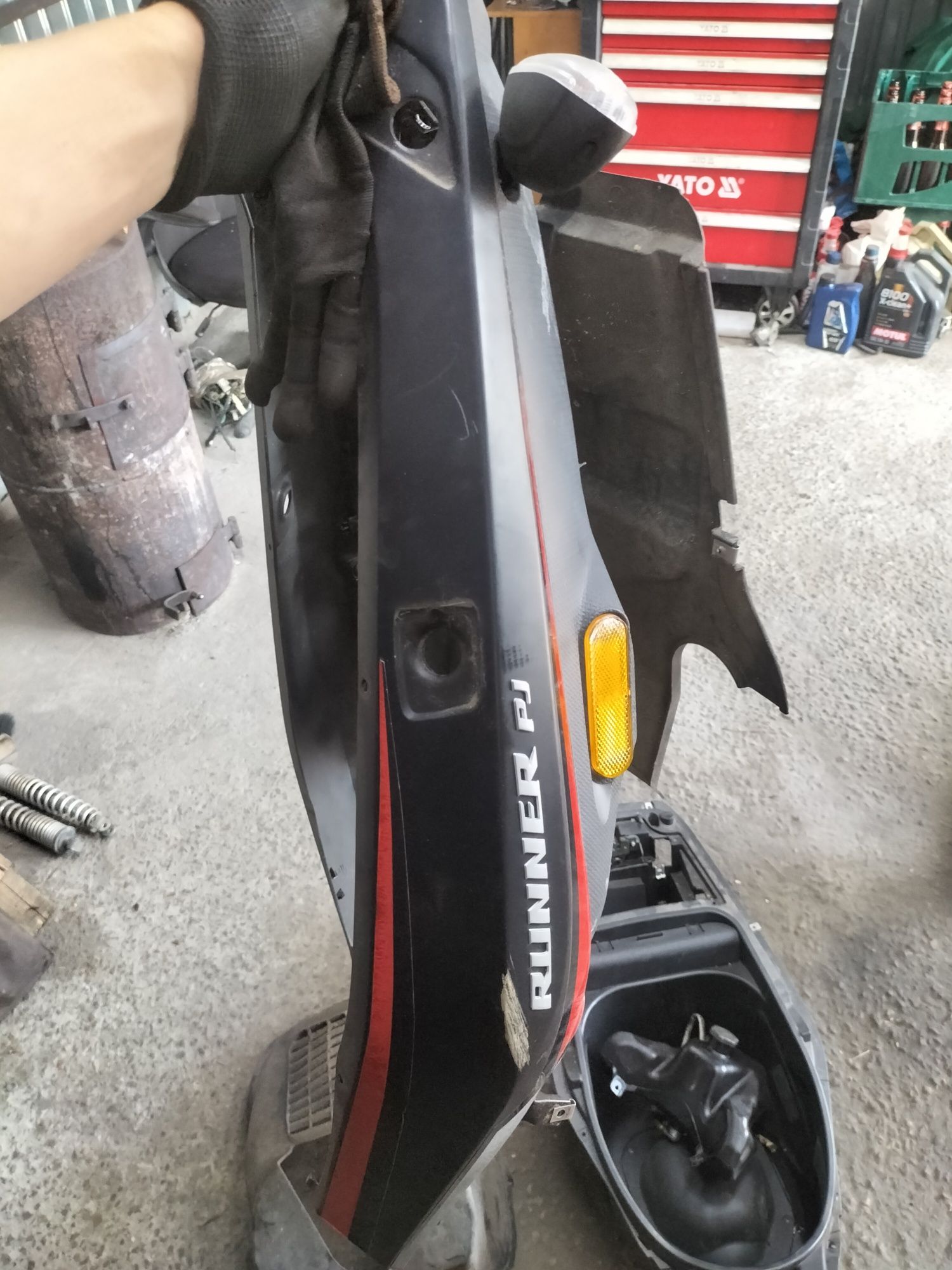 Zadupek,boki tył Gilera Runner Sp